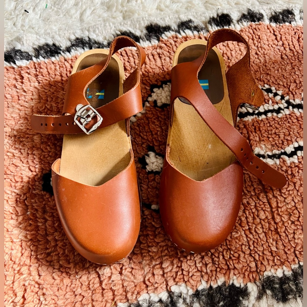MIA closed toe clog